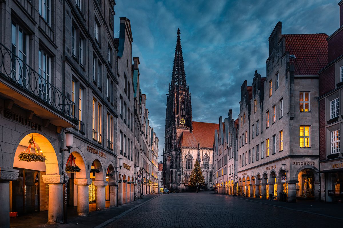 Prinzipalmarkt mit Bogengängen in der Blauen Stunde, am Ende St. Lamberti mit beleuchtetem Weihnachtsbaum