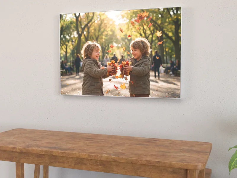 Visualisierung: Akustikbild mit einem Foto spielender Kinder im Herbstlaub über einem Holztisch