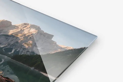 Produktansicht: Ecke eines Acrylglasbilds mit einem Bergfoto