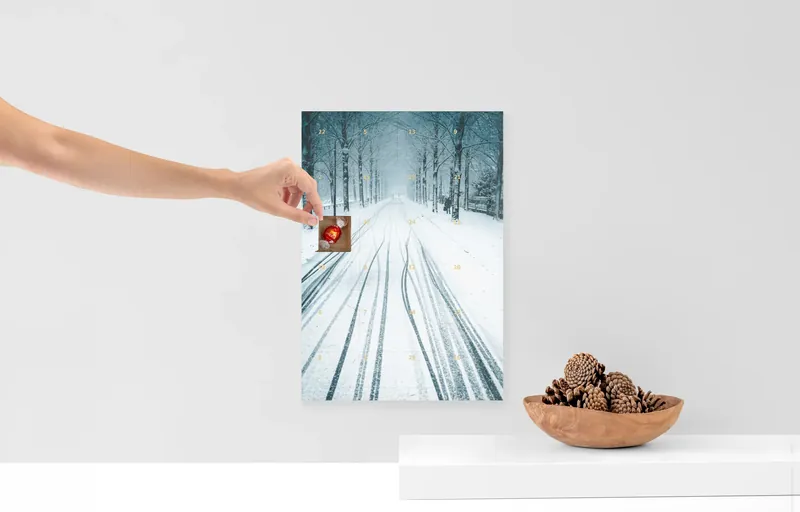 Foto-Adventskalender mit dem Motiv Promenade im Schnee an der Wand