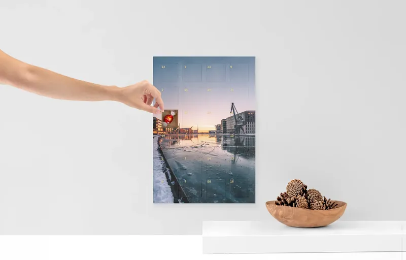 Foto-Adventskalender mit dem Motiv Winter am Hafen an der Wand