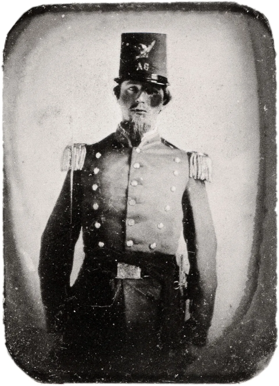 Vorher: Fleckiges Porträt in Uniform
