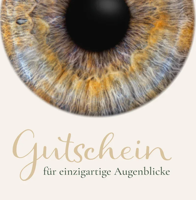 Vorderseite des gedruckten Iris-Gutscheins von JALES: große Iris in Blau und Gold, darunter „Gutschein für einzigartige Augenblicke“