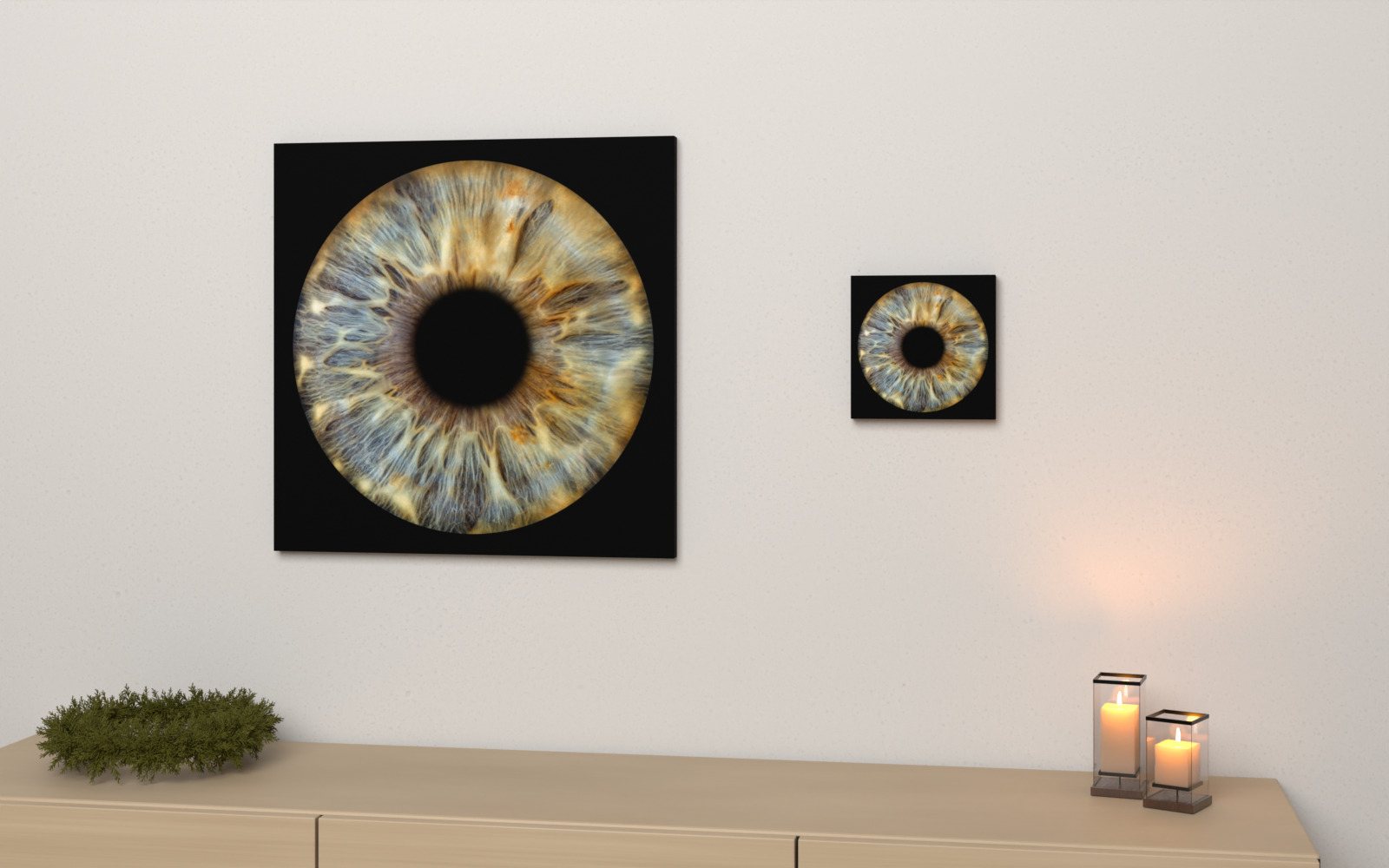 Dieselbe Iris zweimal an einer Wand: links als Wandbild 60 × 60 cm, rechts als 20 × 20 cm, darunter ein Lowboard mit Tannenkranz und Windlichtern