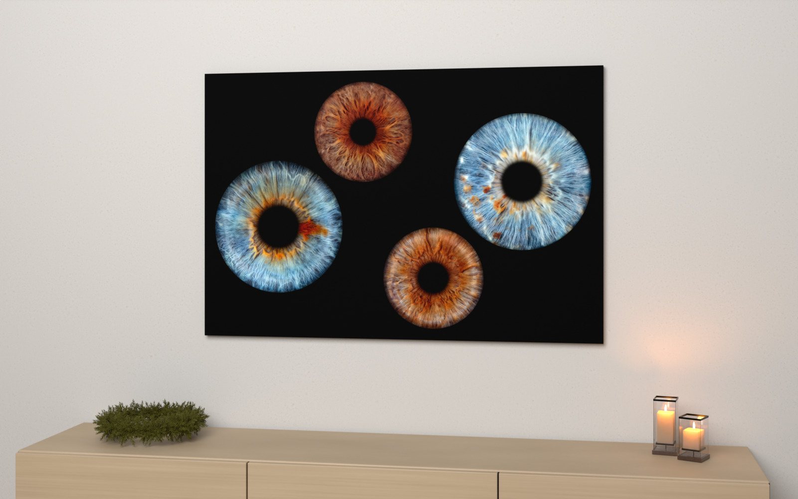 Ein Wandbild 120 × 80 cm mit vier Iriden auf schwarzem Grund, zwei blaue und zwei braune, über einem Lowboard