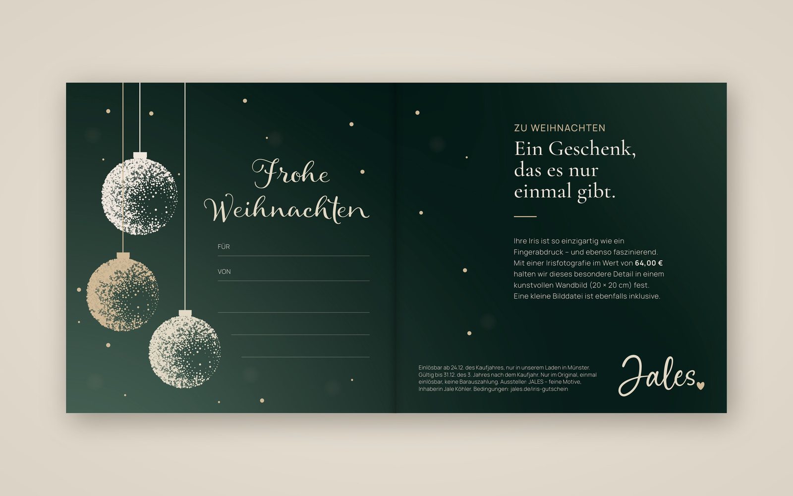Aufgeklappte Gutscheinkarte: links drei Christbaumkugeln, „Frohe Weihnachten“ und Zeilen für Für und Von, rechts „Ein Geschenk, das es nur einmal gibt“ und der Gutscheintext
