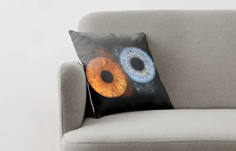 Zwei Iriden auf einem Fotokissen – orange und blau, mit Funken zwischen beiden