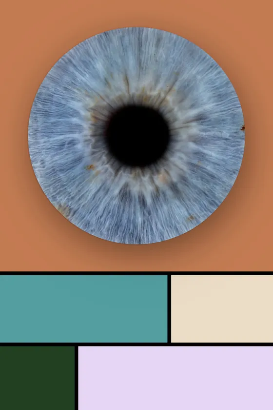 Eine große blaugraue Iris auf Terrakotta im Hochformat, darunter Felder in Petrol, Creme, Tannengrün und Flieder – Iris-Wandbild Artikel 0181, Farbfeld hochkant