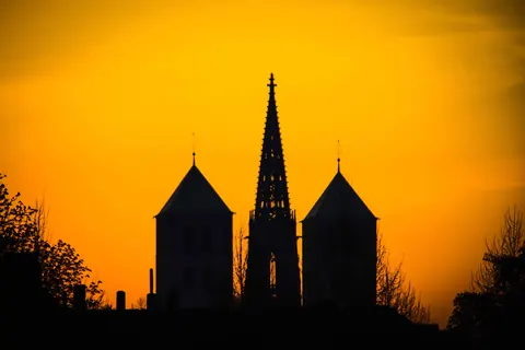 Domtürme im Morgenrot – Münster-Motiv von Anna Hünker