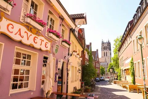 Straße mit Blick zum Kirchturm – Münster-Motiv von Anna Hünker