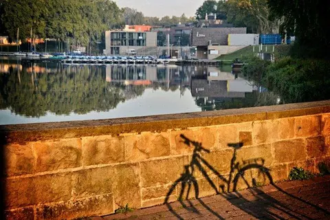 Fahrradschatten am Aasee – Münster-Motiv von Birgit Leimann