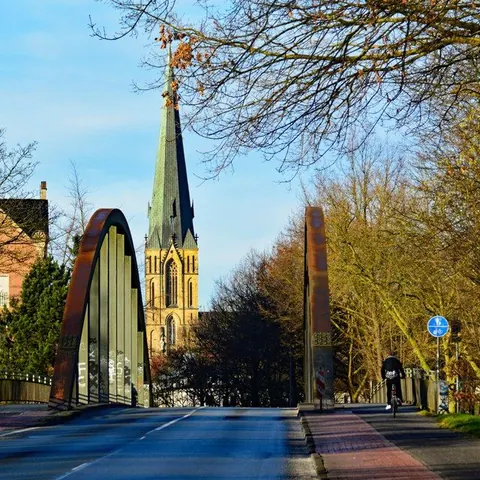 Herz-Jesu-Kirche mit Brückenbögen – Münster-Motiv von Birgit Leimann