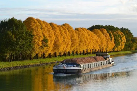 Frachtschiff auf dem Kanal – Münster-Motiv von Birgit Leimann