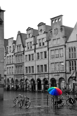 Bunter Schirm im Regen – Münster-Motiv von Birgit Leimann