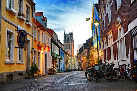 Gasse zur Überwasserkirche – Münster-Motiv von Birgit Leimann