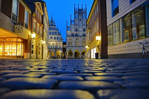 Rathaus auf nassem Pflaster – Münster-Motiv von Birgit Leimann