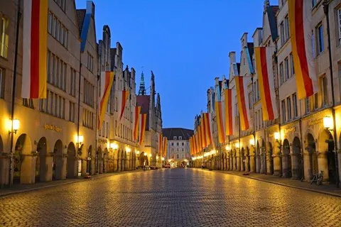 Prinzipalmarkt im Fahnenschmuck – Münster-Motiv von Birgit Leimann