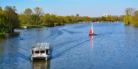 Ausflugsboot auf dem Aasee – Münster-Motiv von Birgit Leimann