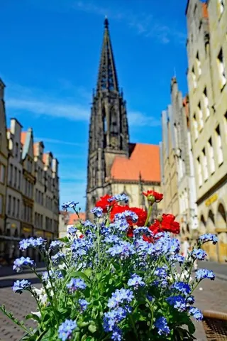 St. Lamberti mit Blumen – Münster-Motiv von Birgit Leimann