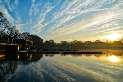 Wolkenstreifen über dem Aasee – Münster-Motiv von Birgit Leimann