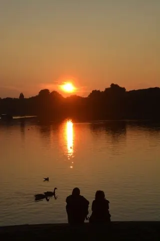 Paar am Aasee bei Sonnenuntergang – Münster-Motiv von Birgit Leimann