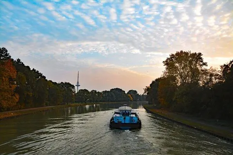Schiff auf dem Kanal – Münster-Motiv von Birgit Leimann