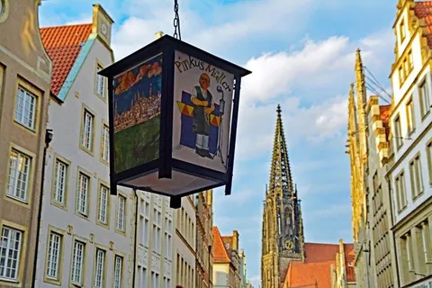 Laterne mit Lambertiblick – Münster-Motiv von Birgit Leimann