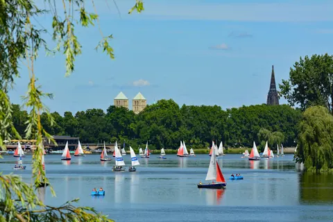 Segelboote auf dem Aasee – Münster-Motiv von Birgit Leimann