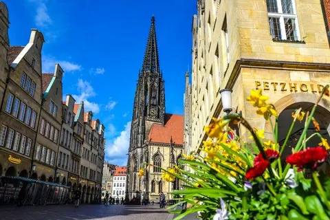 St. Lamberti mit Frühlingsblumen – Münster-Motiv von Birgit Leimann