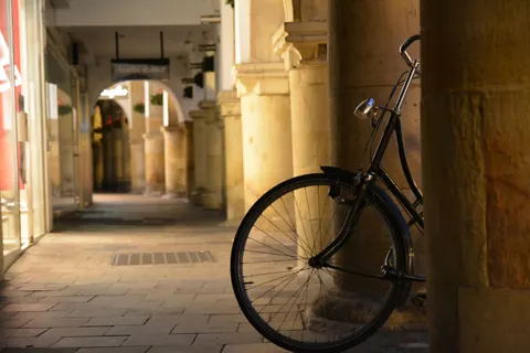 Fahrrad unter den Arkaden – Münster-Motiv von Birgit Leimann