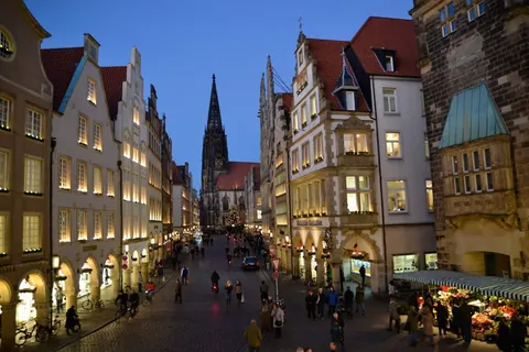 Weihnachtsmarkt zur blauen Stunde – Münster-Motiv von Birgit Leimann