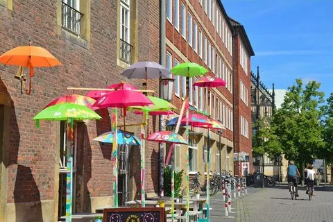 Bunte Schirme in der Altstadt – Münster-Motiv von Birgit Leimann
