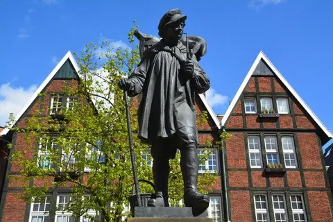 Kiepenkerl vor Fachwerkgiebeln – Münster-Motiv von Birgit Leimann