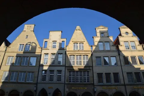 Giebel durch den Bogen – Münster-Motiv von Birgit Leimann