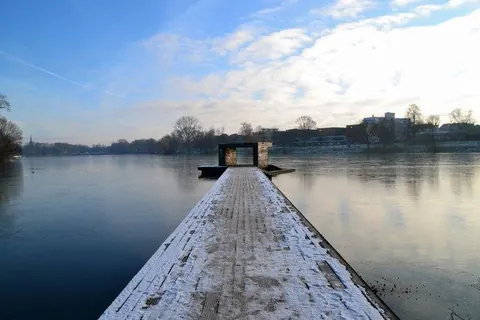 Verschneiter Steg am Aasee – Münster-Motiv von Birgit Leimann
