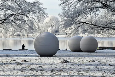 Aaseekugeln im Schnee – Münster-Motiv von Birgit Leimann