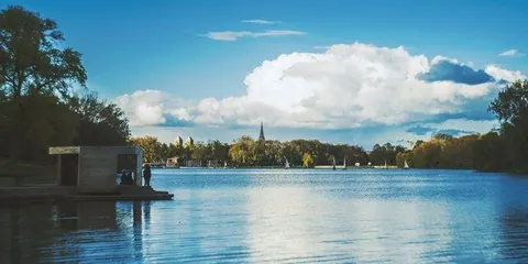 Aasee mit Kirchtürmen am Horizont – Münster-Motiv von Jonas Hofmann