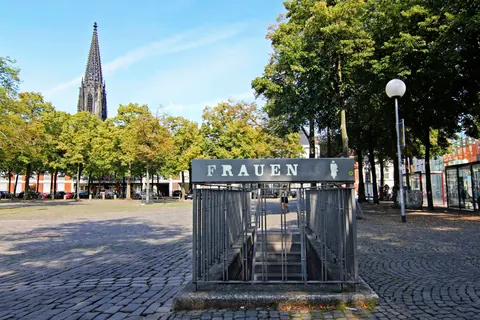 Frauen – WC am Domplatz von Hans-Peter Feldmann – Münster-Motiv von Mike Schmitz