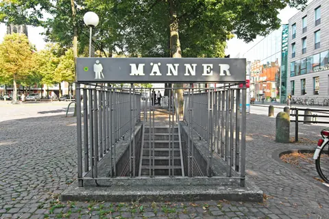 Männer – WC am Domplatz von Hans-Peter Feldmann – Münster-Motiv von Mike Schmitz