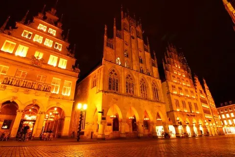 Rathaus und Stadtweinhaus bei Nacht – Münster-Motiv von Mike Schmitz