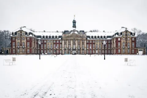 Schloss im Schnee – Münster-Motiv von Oliver Hugo