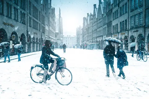 Mit dem Rad durch den Schnee – Münster-Motiv von Sascha Talke