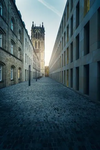 Überwasserkirche am Ende der Gasse – Münster-Motiv von Sascha Talke
