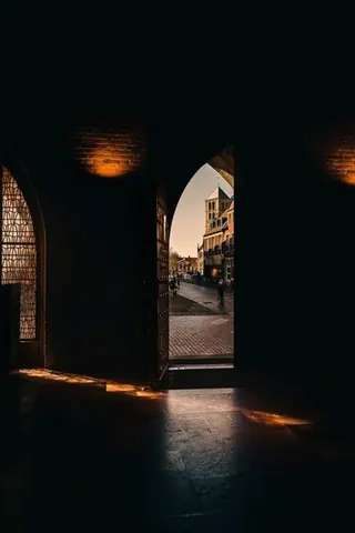 Blick aus dem dunklen Bogengang – Münster-Motiv von Sascha Talke
