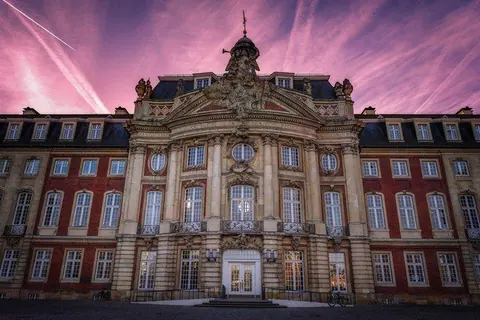Schlossfassade unter rosa Himmel – Münster-Motiv von Sascha Talke