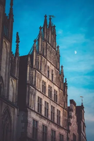 Rathausgiebel mit Mond – Münster-Motiv von Sascha Talke