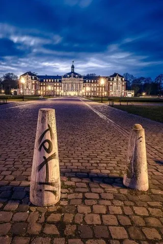 Schloss bei Nacht mit Pollern – Münster-Motiv von Sascha Talke