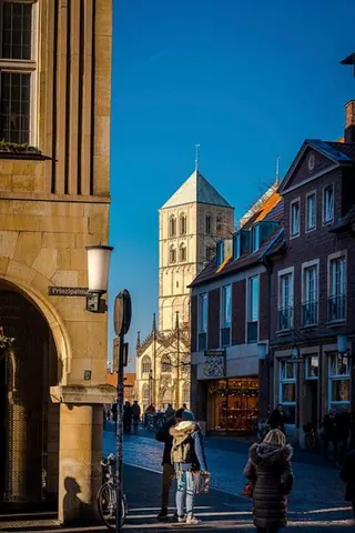 Straßenszene am Dom – Münster-Motiv von Sascha Talke