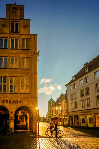 Radfahrer in der Altstadt – Münster-Motiv von Sascha Talke
