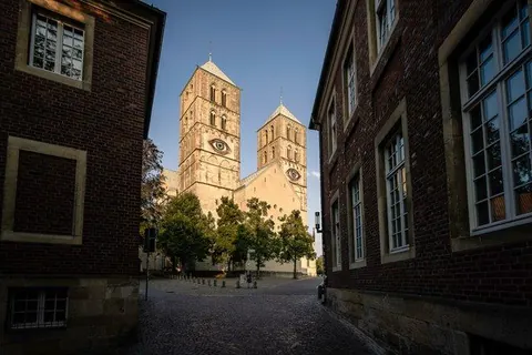 Domtürme am Ende der Gasse – Münster-Motiv von Sascha Talke